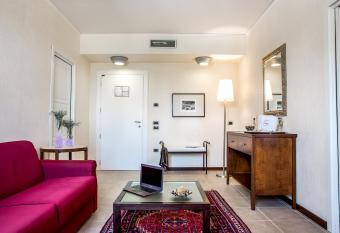 Grand Hotel Paestum has rooms with a private hot tub