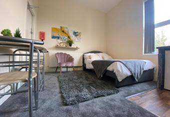 Cosy studio apartment - recently renovated! allows 18 year olds to book a room