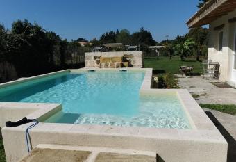 Jolie villa avec piscine dans le St emilionnais has Balcony rooms