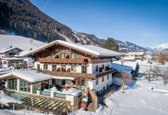Hettlerhof has Balcony rooms