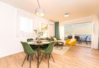 Blue waves, beachfront modern apartment has Balcony rooms