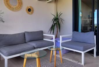 LE CENTRAL - Studio hypercentre, Saint Leu, belle terrasse allows 18 year olds to book a room