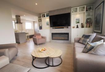 A Place With A View - 2 bed village apartment allows 18 year olds to book a room