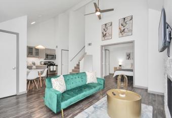 Stylish Abode Free Parking, Pool, Gym & Near NRG has Balcony rooms