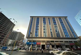 Kinan Al Azizia Hotel Makkah has rooms with a private hot tub