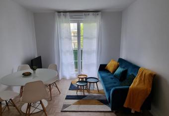 Proche Disney.Un Superbe appartement bien desservi has Balcony rooms