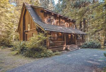 Bear Den Log Cabin has Balcony rooms