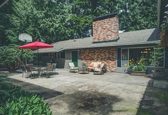 Deer View Retreat has Balcony rooms