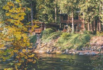 Dream Catcher Cabin has Balcony rooms