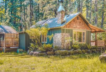 Bridlewood Cabin has Balcony rooms
