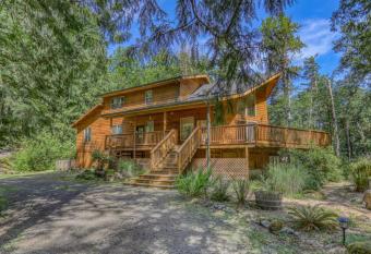 Salmon River Chalet has Balcony rooms