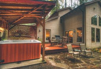 Salmonberry Retreat has Balcony rooms
