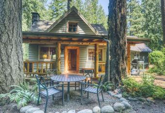 Wallace Cottage has Balcony rooms