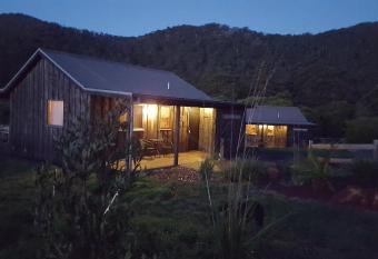 Rustic Hut Bush Retreat has Balcony rooms