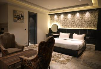 METRO STUDIOS has Balcony rooms