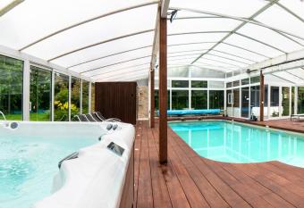 VILLA AVEC PISCINE PRIVEE has Balcony rooms