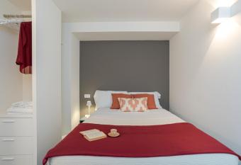 Suite Brunate - by MyHomeInComo allows 18 year olds to book a room
