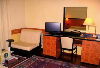 Park Hotel Villa Leon d Oro has rooms with a private hot tub