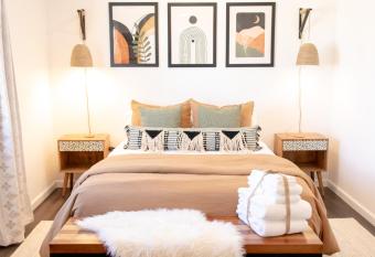 The Green Palm Joshua Tree - Hot tub, Pool, 6min to JTNP, Family Retreat Space has Balcony rooms