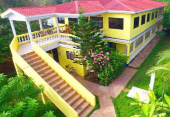 Sunshine Hotel has Balcony rooms