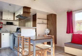 Le Moorea Mobilhome Camping Le Montourey 4   toiles allows 18 year olds to book a room