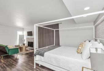 Boutique Oasis Smart Hub with Free Parking, Pool, Gym has Balcony rooms