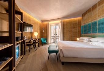 Hotel Firenze allows 18 year olds to book a room