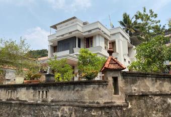 ORMAYIDAM allows 18 year olds to book a room