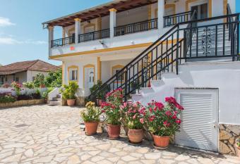 Aleka Apartment 6 has Balcony rooms