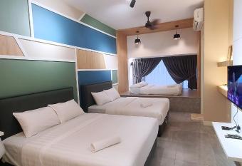 Imperio Melaka Family Suites by Jeffery Lam Home Management has rooms with a private hot tub