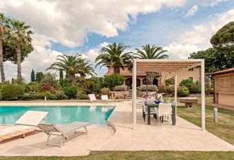 Villa delle Palme has Balcony rooms