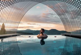 Gloriette Guesthouse Hotel & Restaurant has Balcony rooms