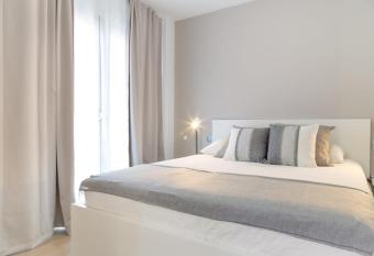 Marin  s1 Las Canteras  allows 18 year olds to book a room