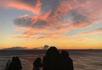 Location Chambre avec salle de bain et partie commune Sea View & Mountain View renting 1 of 3 bedrooms with shared common space 3 bdrm apt not 1 bdrm plus clime ou ac allows 18 year olds to book a room