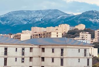 Location chambre avec salle de bain et partie commune Mountain View & Sea View renting 1 of 3 bedrooms with shared common space 3 bdrm apt not 1 bdrm plus clime ou ac allows 18 year olds to book a room