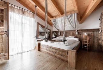 Berry House has rooms with a private hot tub