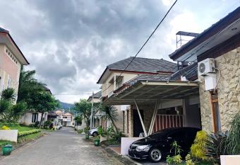 RM-Villas Panderman 43 - Batu Malang has Balcony rooms