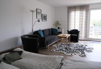 FeWo TIMON gro  z  gig modern mit Terrasse ca 50 qm has Balcony rooms