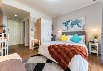 AMANI 729, 3 Minutes to Airport, 100mbps Wi-Fi, Free Netflix has Balcony rooms