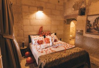 Kapalos Cave Suites has rooms with a private hot tub