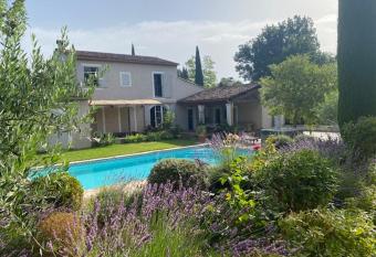 Mas des IRIS has Balcony rooms