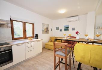 Apartman Lanterna has Balcony rooms