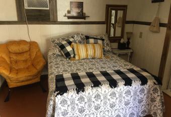 Cozy Room with Full Bathtub Nearest Trade Days - Bath & Barber Suite allows 18 year olds to book a room