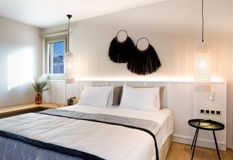 Searenity Villa Malia with shared swimming pool allows 18 year olds to book a room