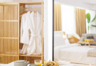 CityCenter-Apt-Private Hot-Tub has rooms with a private hot tub