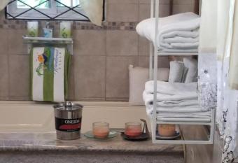 Windbreak Villa has rooms with a private hot tub