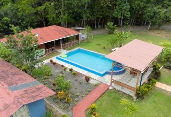 Para  so Escondido - Cabinas Privadas Con Piscina allows 18 year olds to book a room