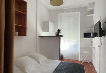 Reims confort allows 18 year olds to book a room