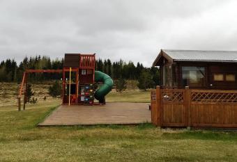 Cosy Cabin by Lake & Woods with Views has rooms with a private hot tub