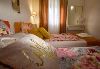 Villa Kristina Rab has rooms with a private hot tub